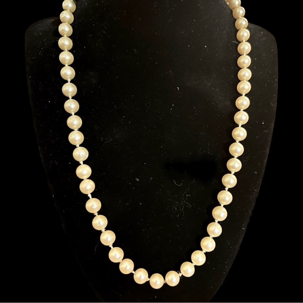 Elegant Simple Pearl Necklace